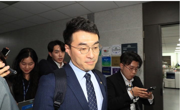 김남국 자진사퇴 압박에도 '마이웨이'…민주당은 곤혹